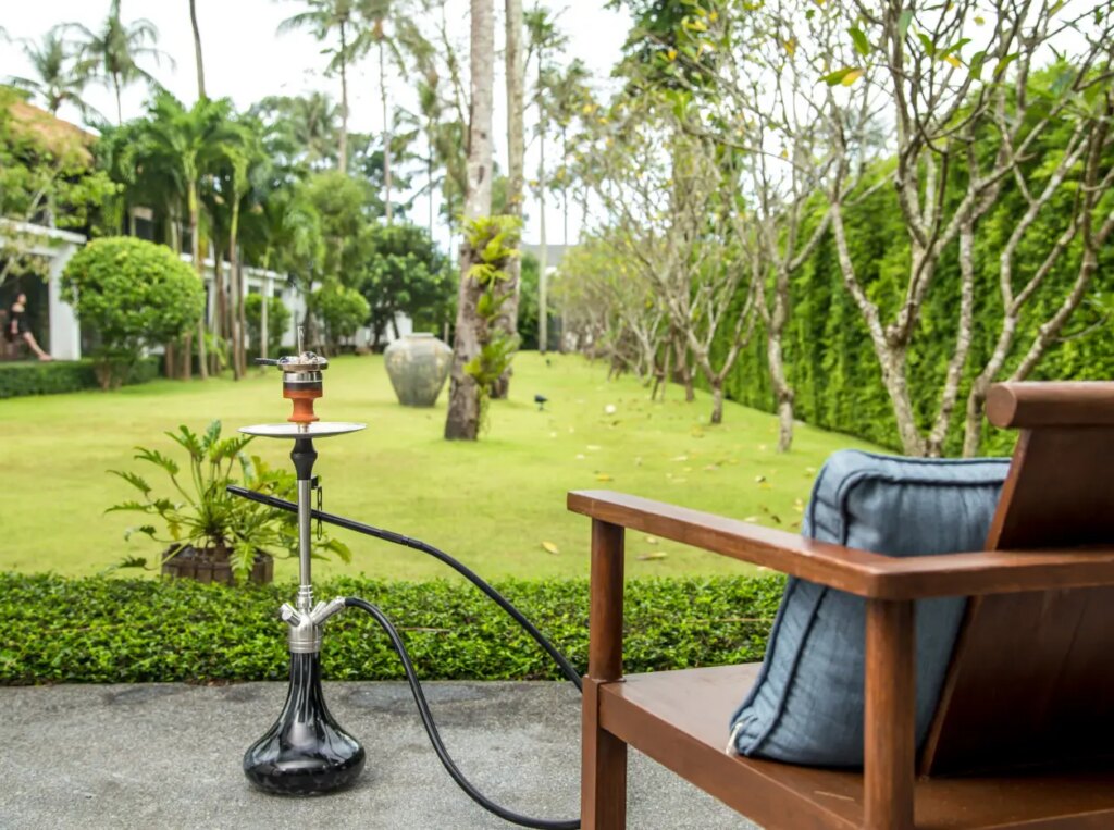 smoking hookah vacation